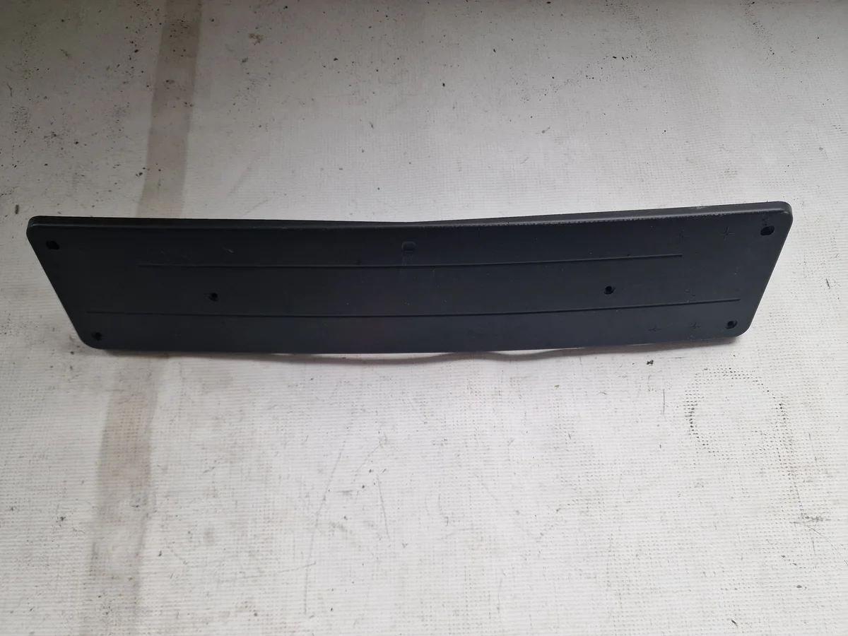 Cadre plaque immatriculation Mercedes Classe C W205 Avant