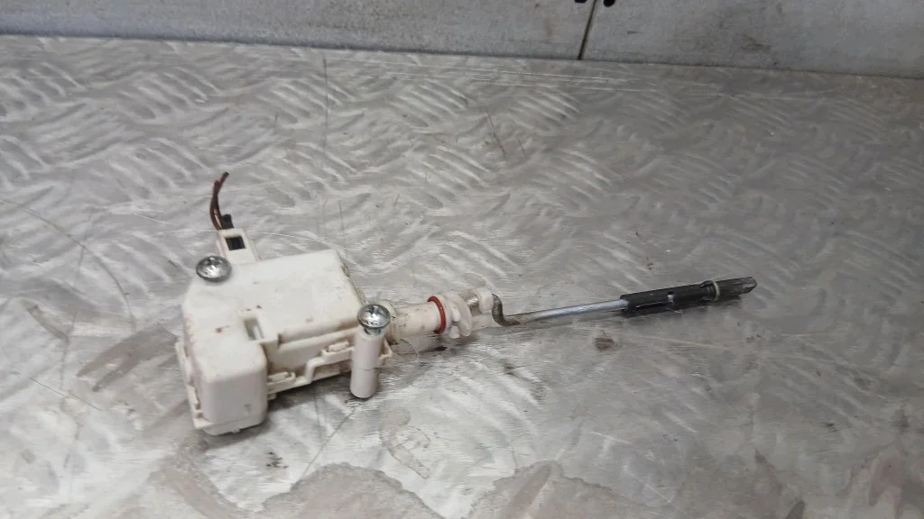 VW Passat B5 FL Klappe Tankdeckel Stellmotor image 4