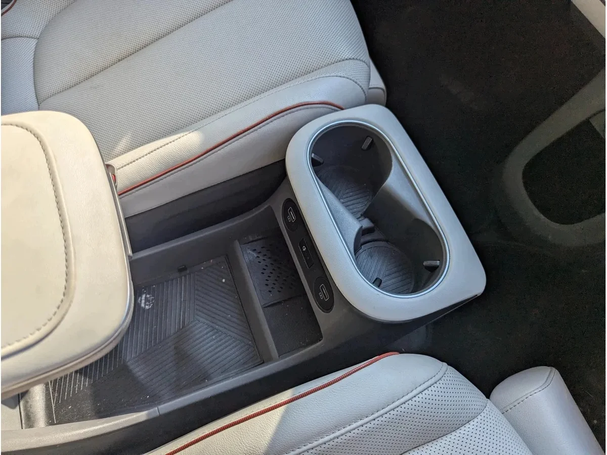 Hyundai Ioniq 5 Keskikonsolin kyynärnoja KHAKI image 3