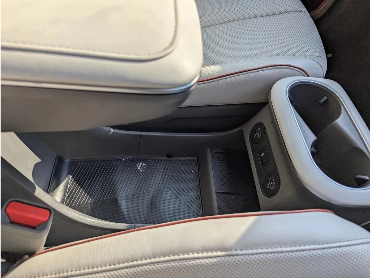 Hyundai Ioniq 5 Keskikonsolin kyynärnoja KHAKI image 4