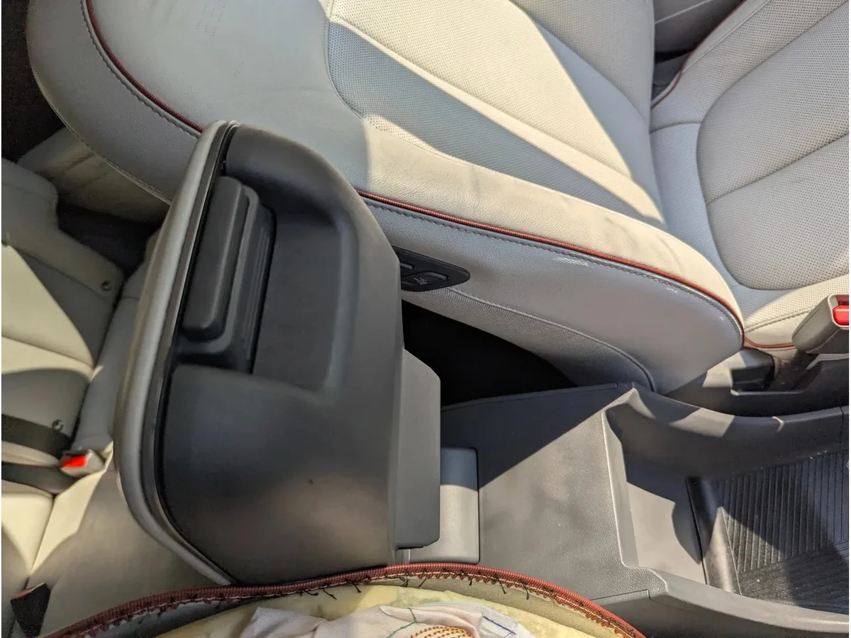 Hyundai Ioniq 5 Keskikonsolin kyynärnoja KHAKI image 6