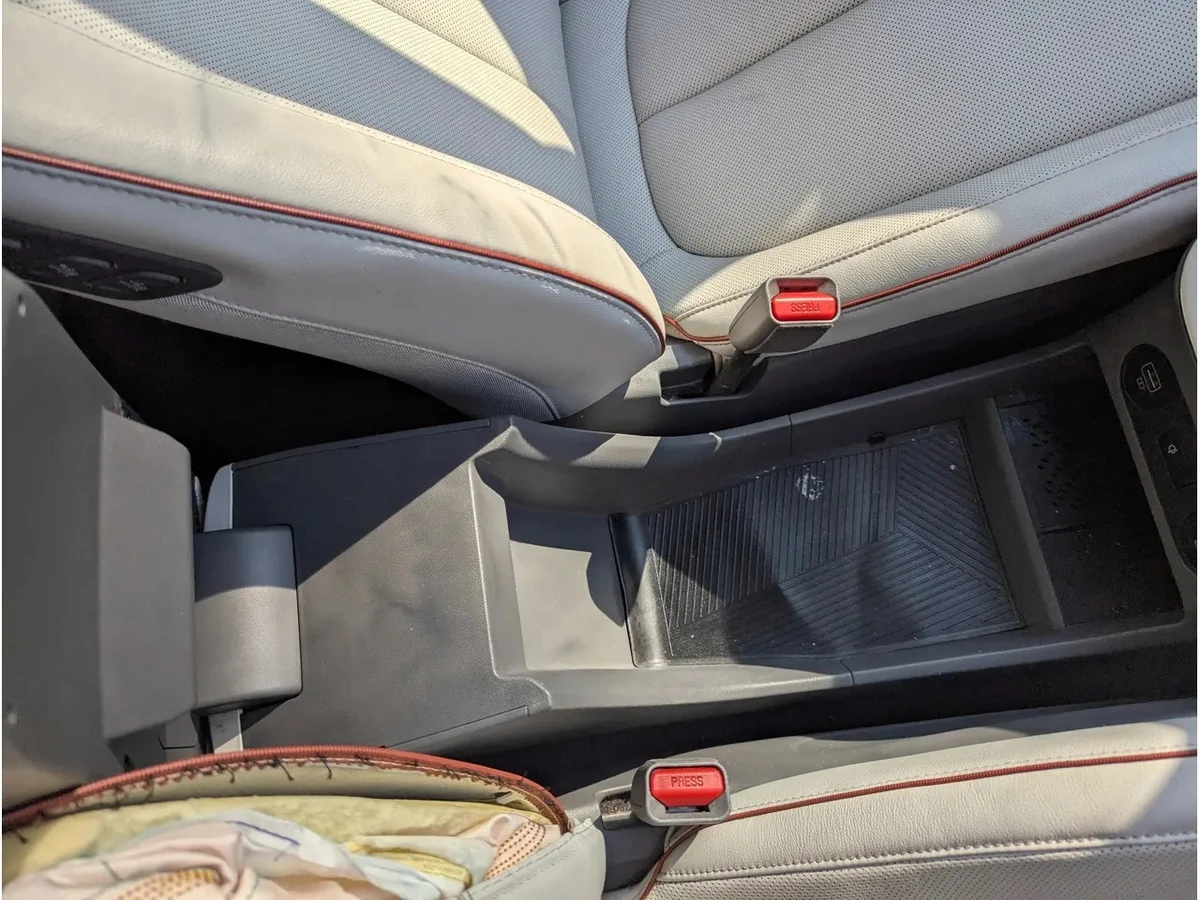 Hyundai Ioniq 5 Keskikonsolin kyynärnoja KHAKI image 7