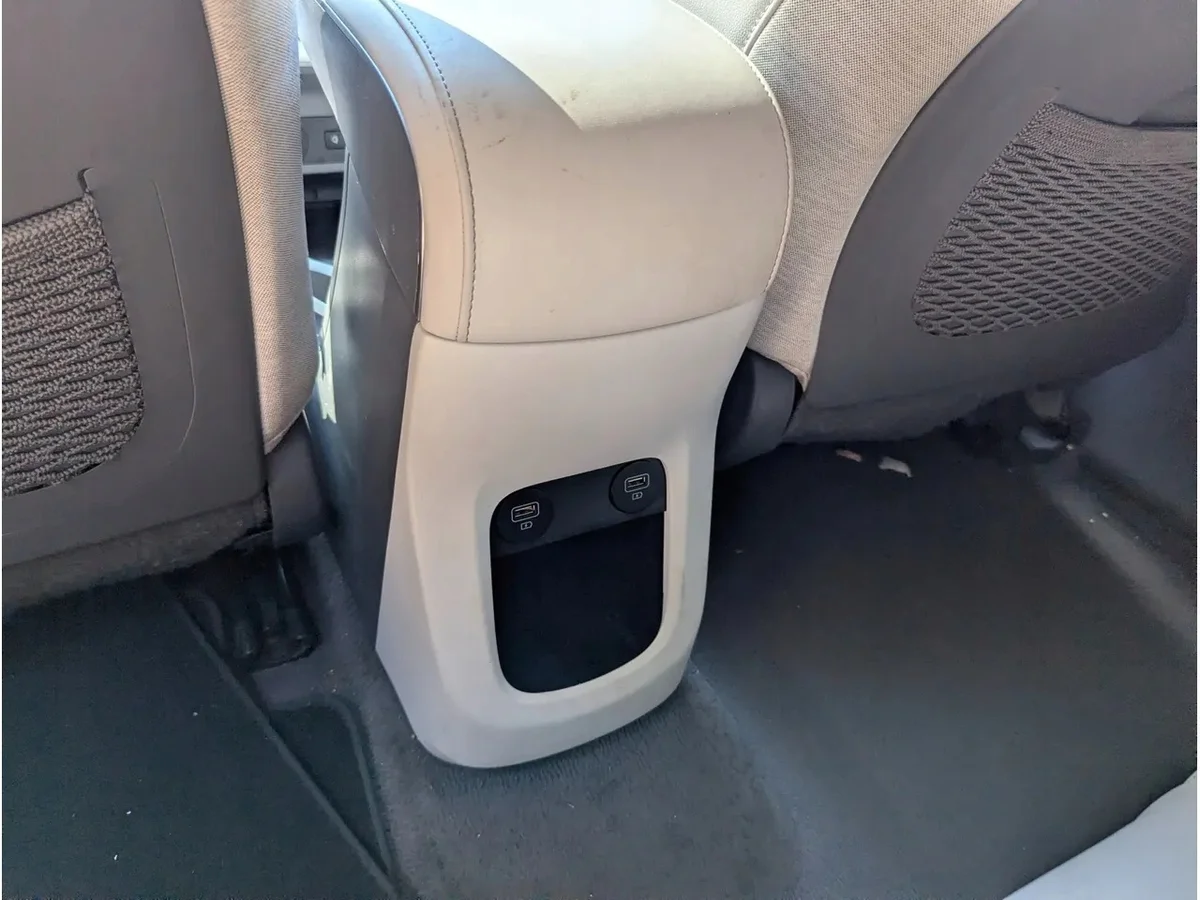 Hyundai Ioniq 5 Keskikonsolin kyynärnoja KHAKI image 9