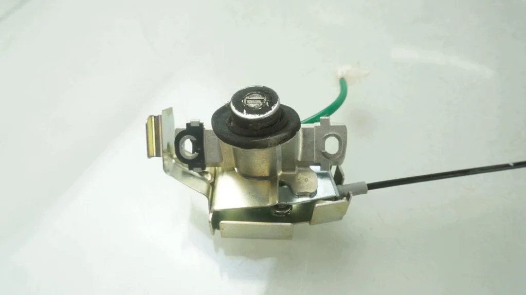 Serrure coffre Lexus IS III 300H image 5