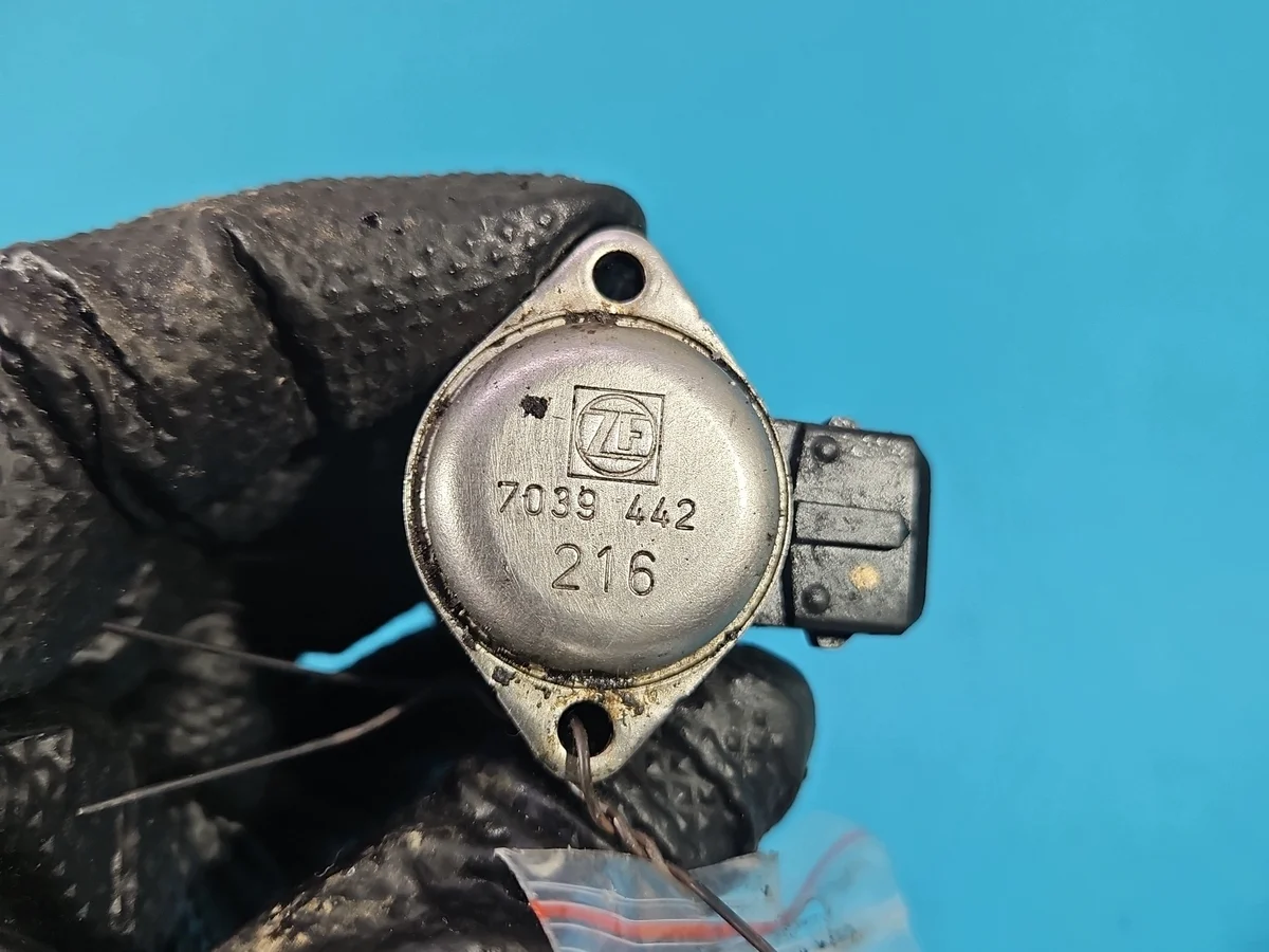 Sensor Ángulo Giro BMW E39 Usado image 8