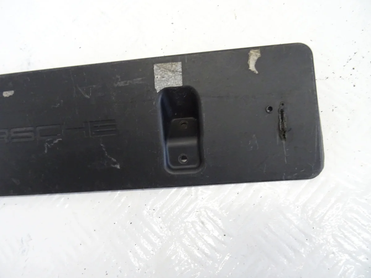 Moldura Placa Porsche Macan 95B Usada image 4