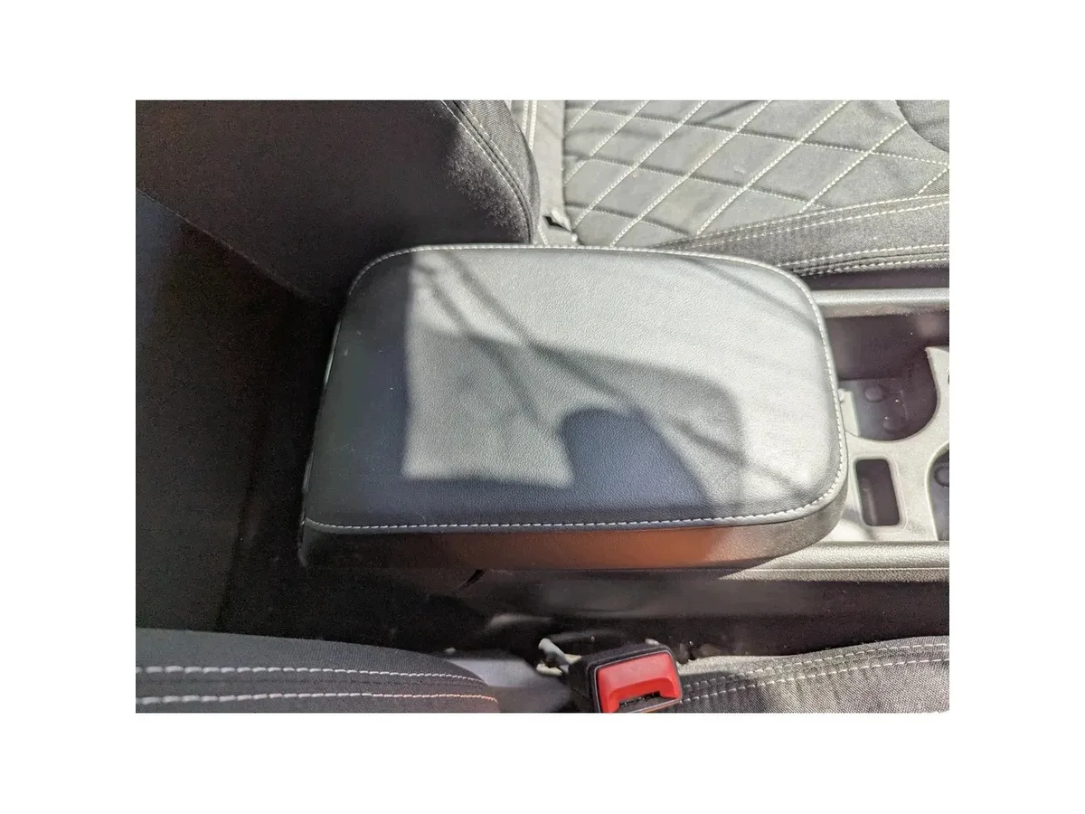 Skoda Karoq mittkonsol armstöd NU7 Sportine image 4