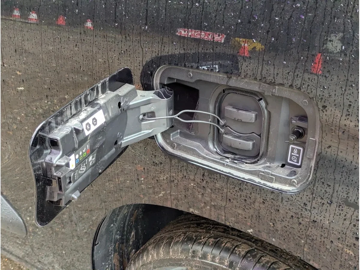 Citroen Berlingo Couvercle Port Charge Gauche image 3