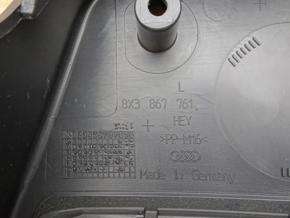 Audi A1 8X Seitenverkleidung Kofferraum links hinten image 3