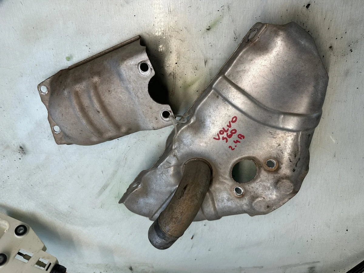 Volvo S60 2.4 essence, bouclier thermique 5232
