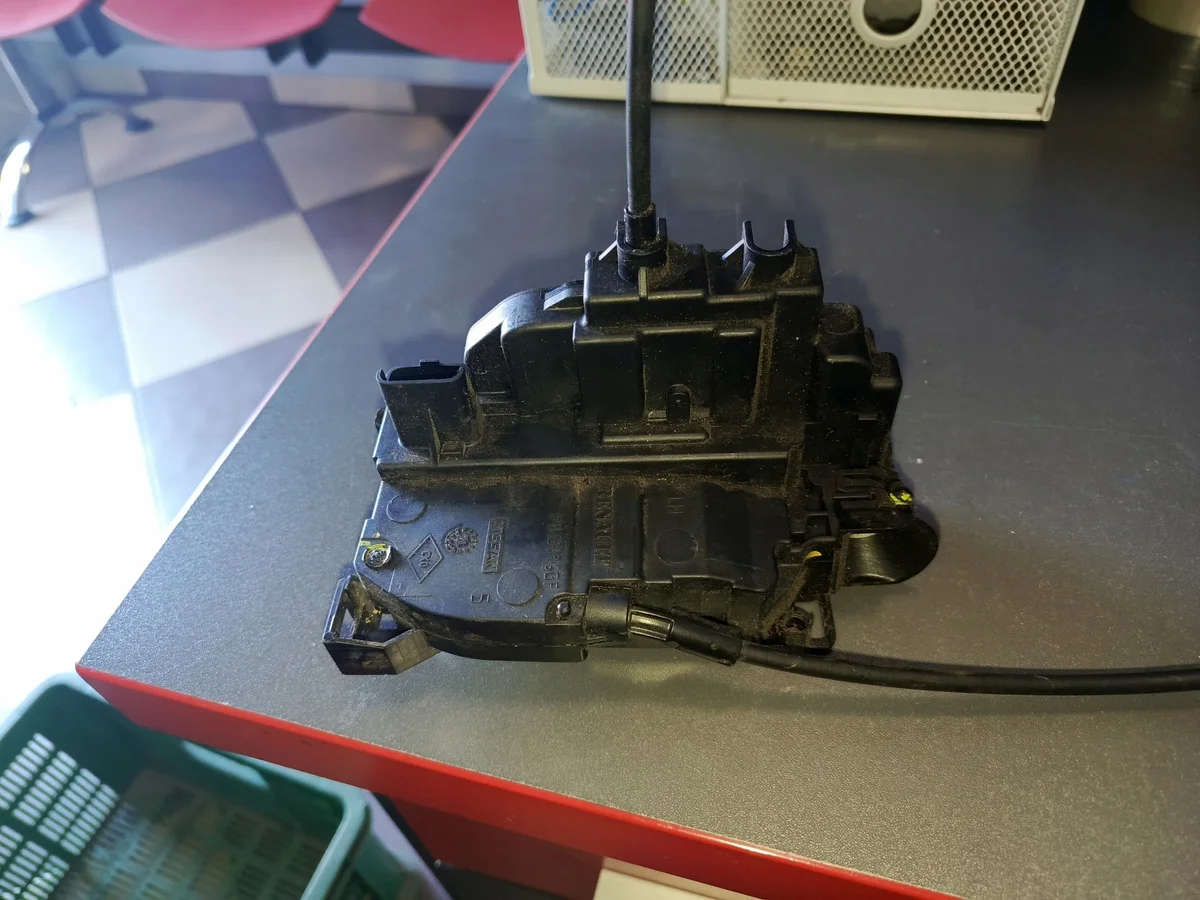 Serrure porte avant gauche RENAULT CLIO III FL