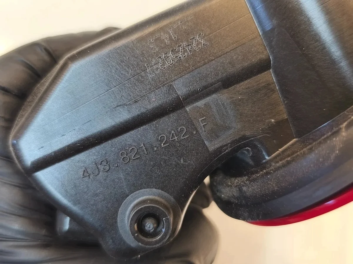Audi e-Tron GT Ladeklappe Vorne Rechts 4J3821242F image 5