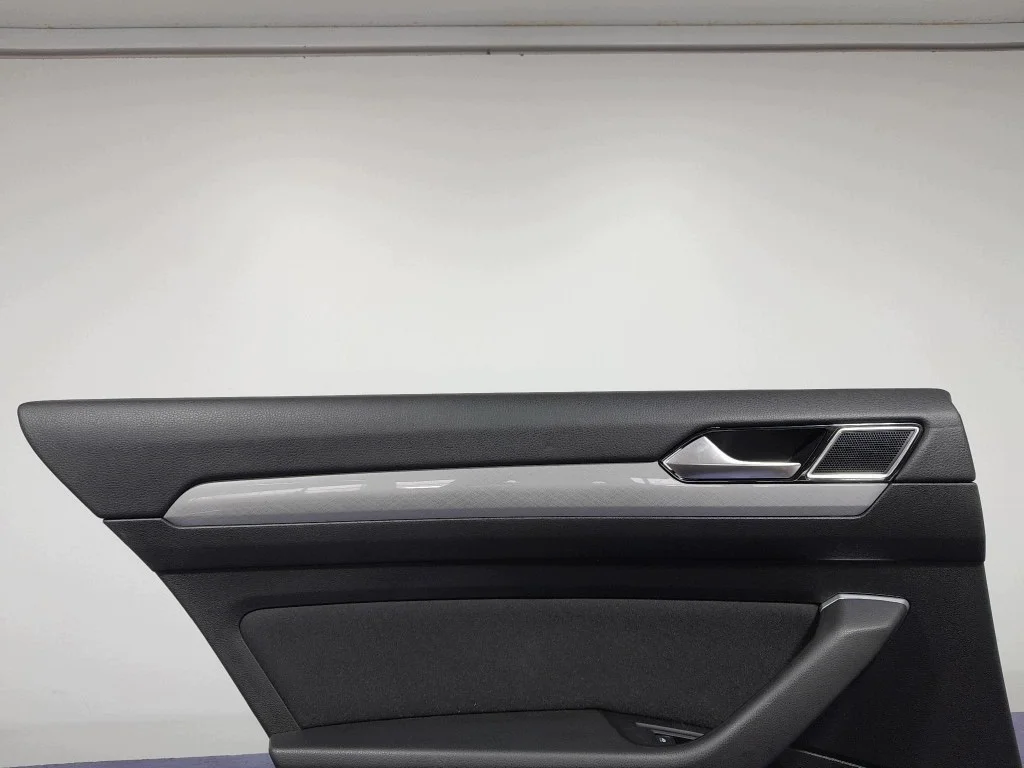 VW Passat B8 Kombi dörrpanel bak vänster image 3