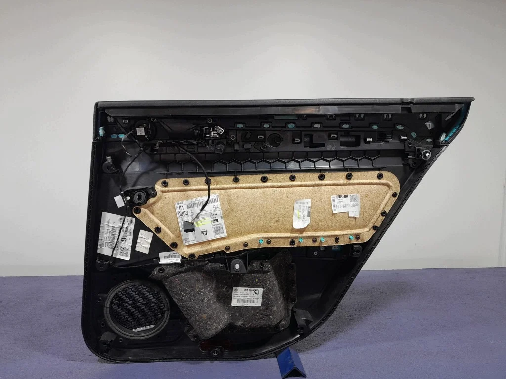 VW Passat B8 Kombi dörrpanel bak vänster image 4