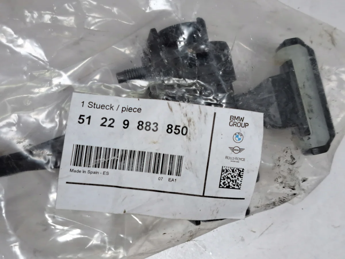 BMW X1 U11 Dörrstopp Höger Bak OEM 9883850 image 3