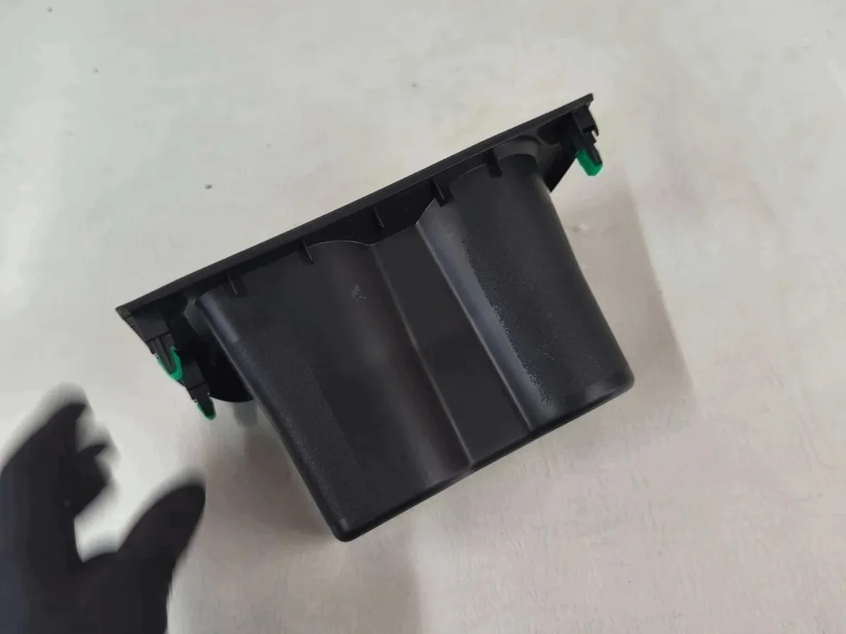 Soporte delantero para taza Isuzu D-Max 2024 image 4