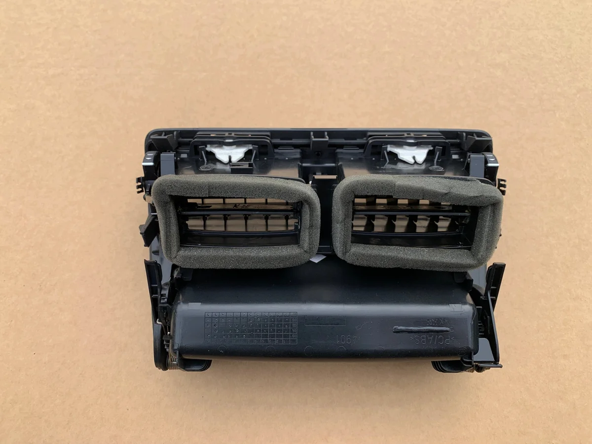 Rejilla ventilación Skoda Octavia II usada image 3