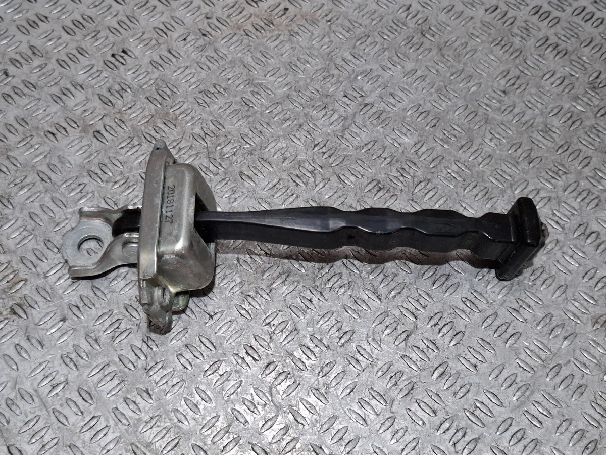 Nissan Micra K14 takaluukun rajoitin KMY1002