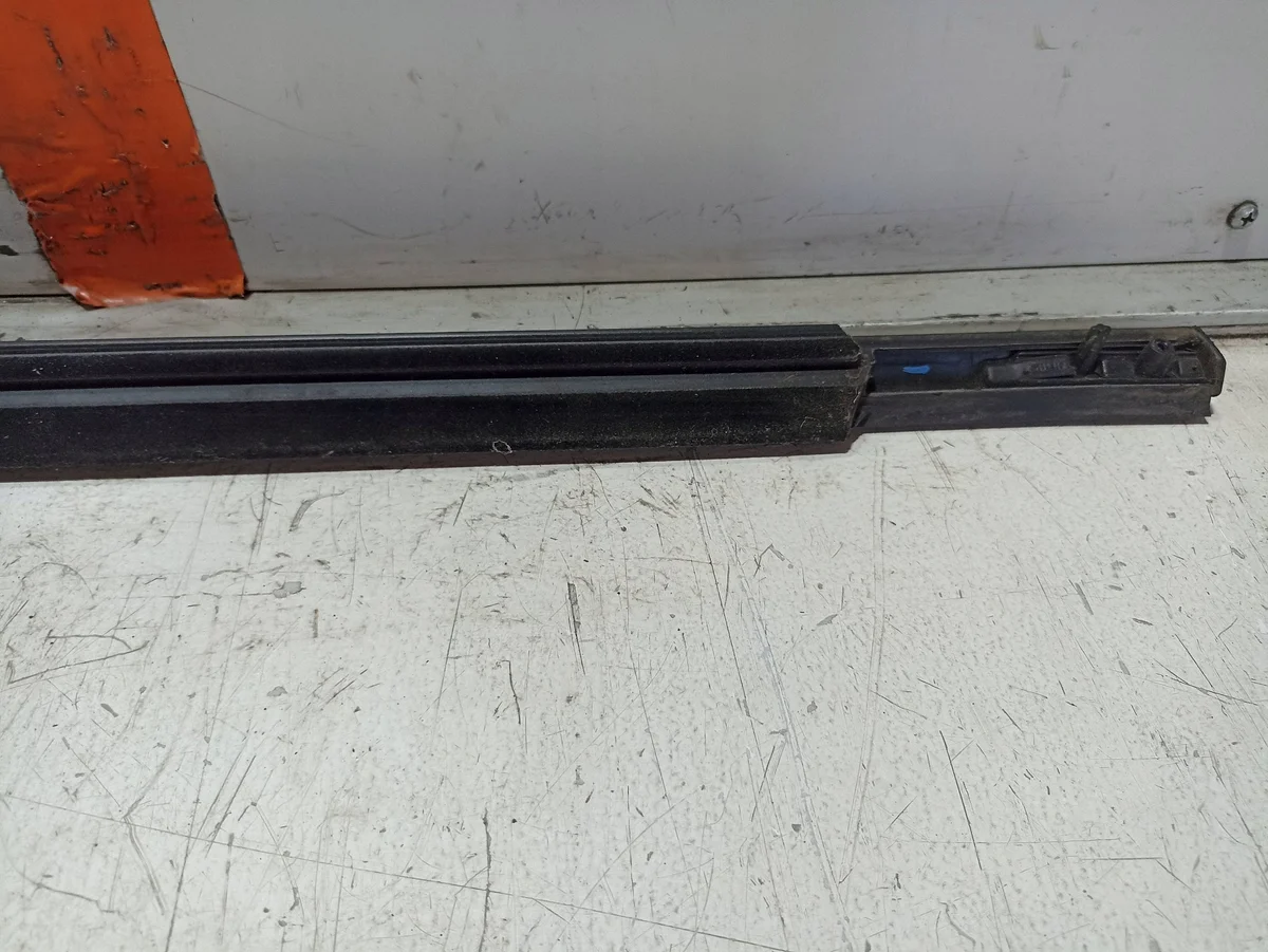 Ford Focus MK4 Schwellerleiste links vorne gebraucht image 3