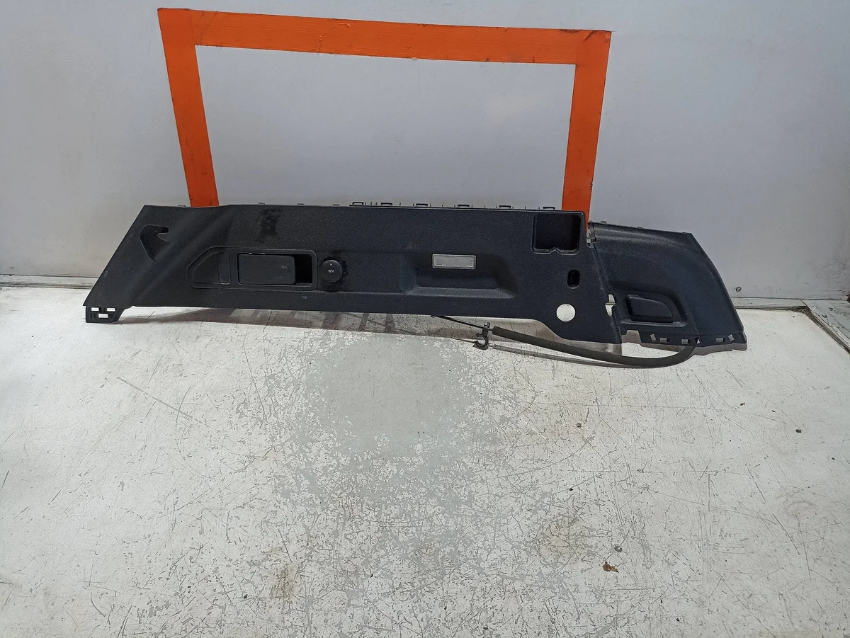Ford Focus Mk4 verhoilu tavaratilaan vasen
