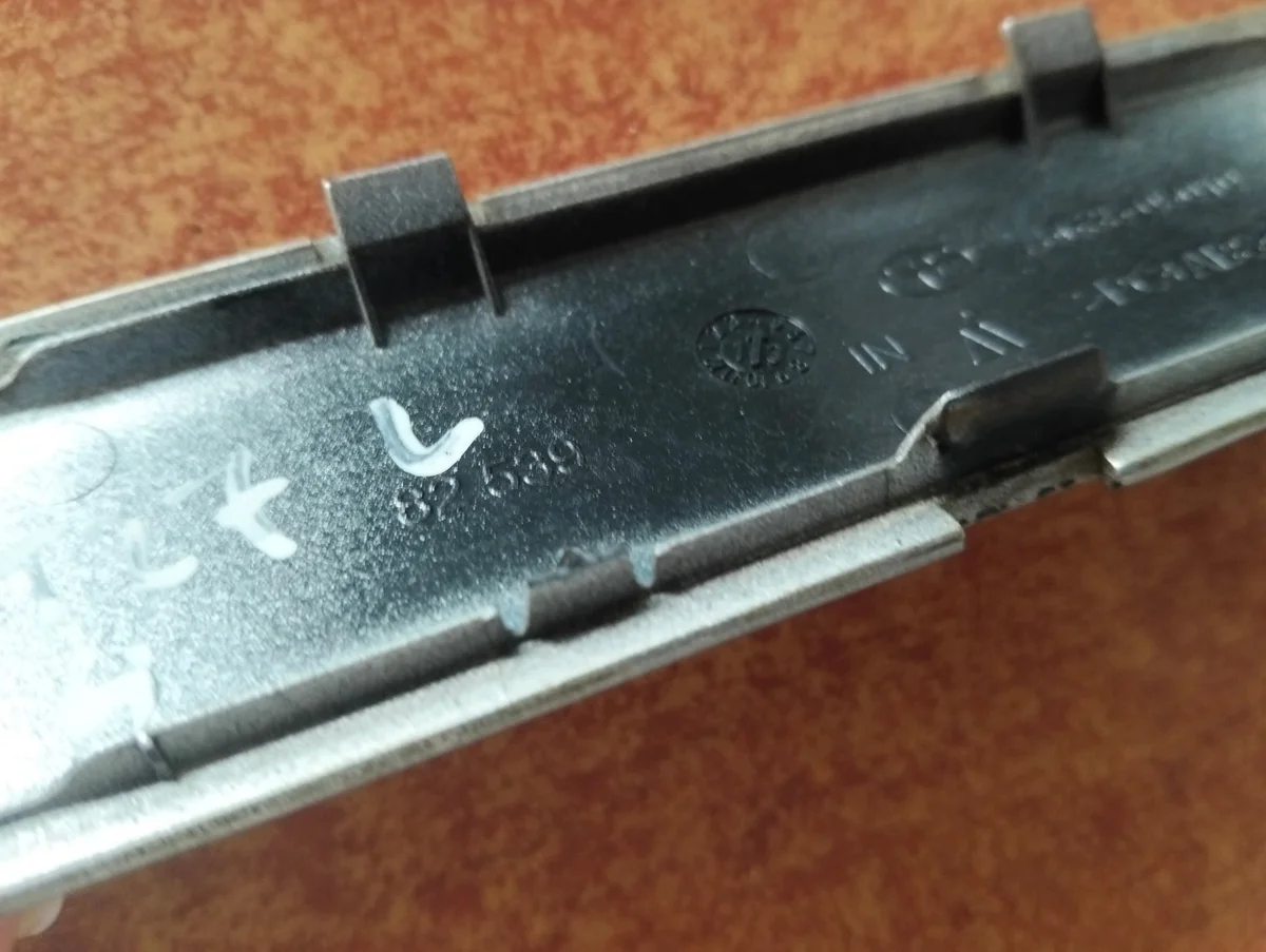 Bouchon rail gauche Toyota Avensis T27 break image 5