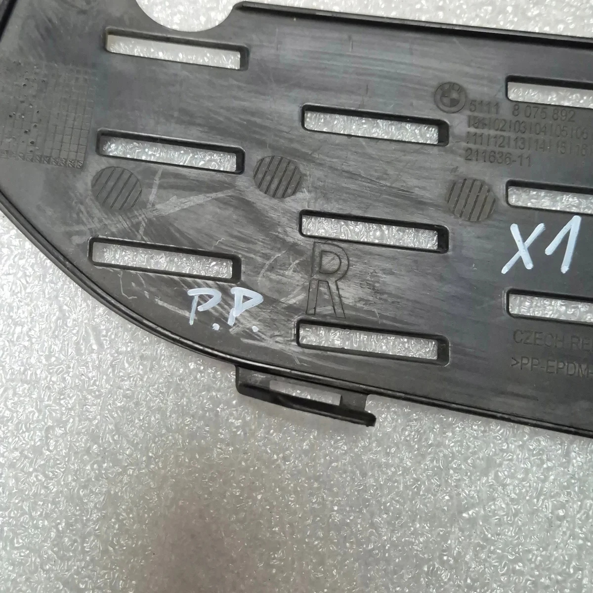 BMW X1 F48 LCI M Stoßfänger Gitter Rechts image 6