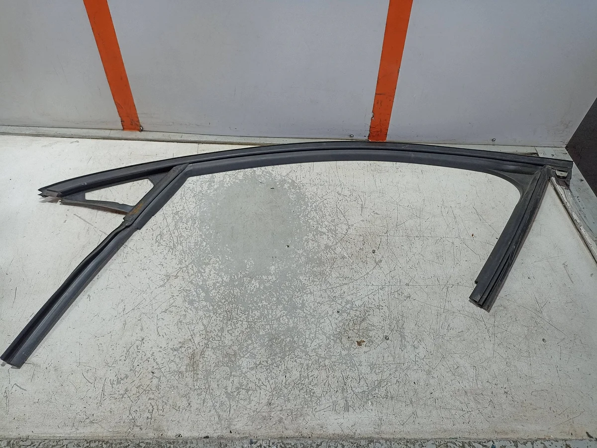 Tätning dörrglas Ford Focus Mk4 vänster fram