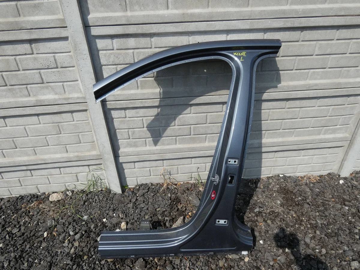 Volvo XC60 II middenstijl kwart links