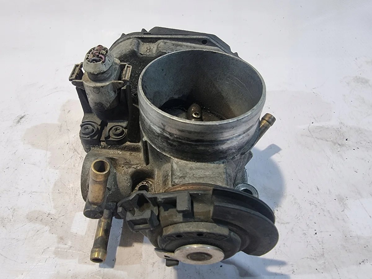 Volkswagen 06A133064J Gasklephuis Gebruikt image 3