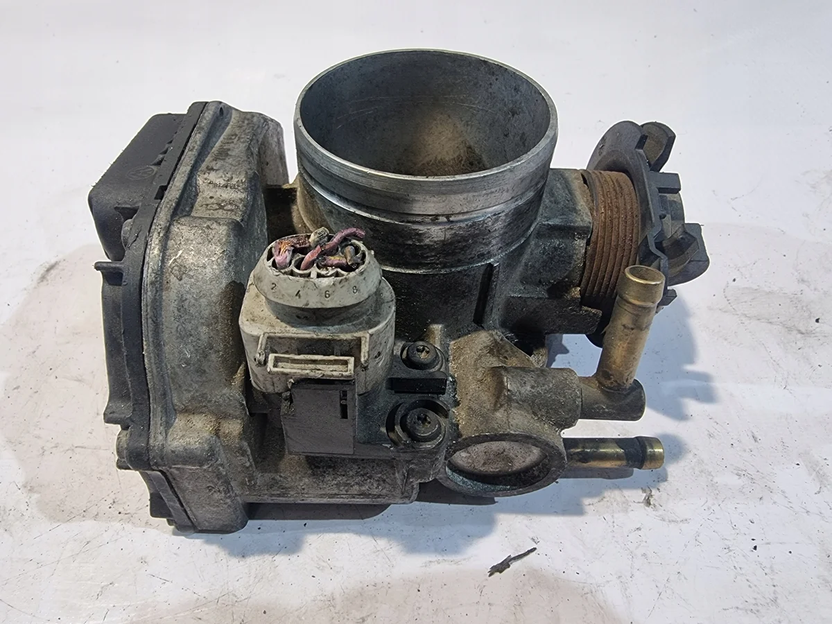 Volkswagen 06A133064J Gasklephuis Gebruikt image 4