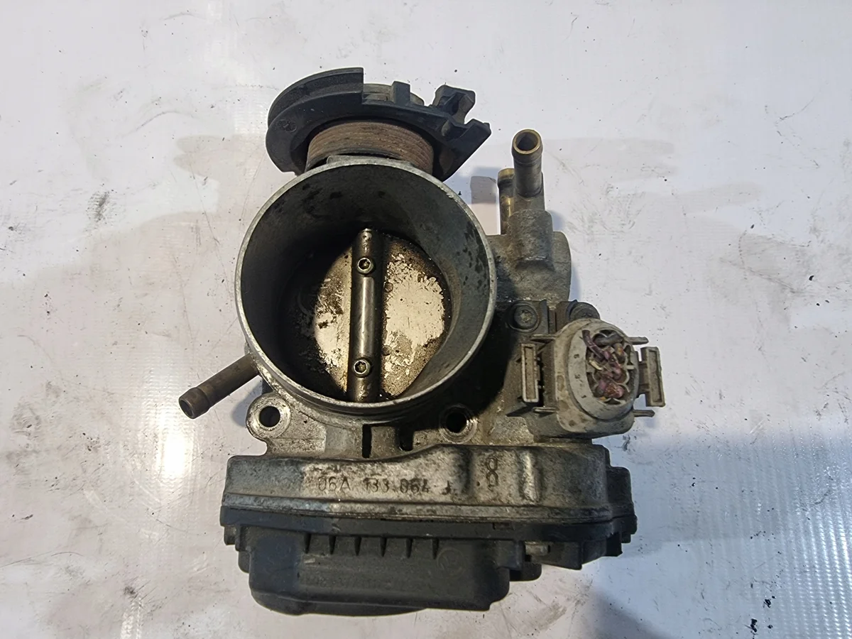 Volkswagen 06A133064J Gasklephuis Gebruikt image 5