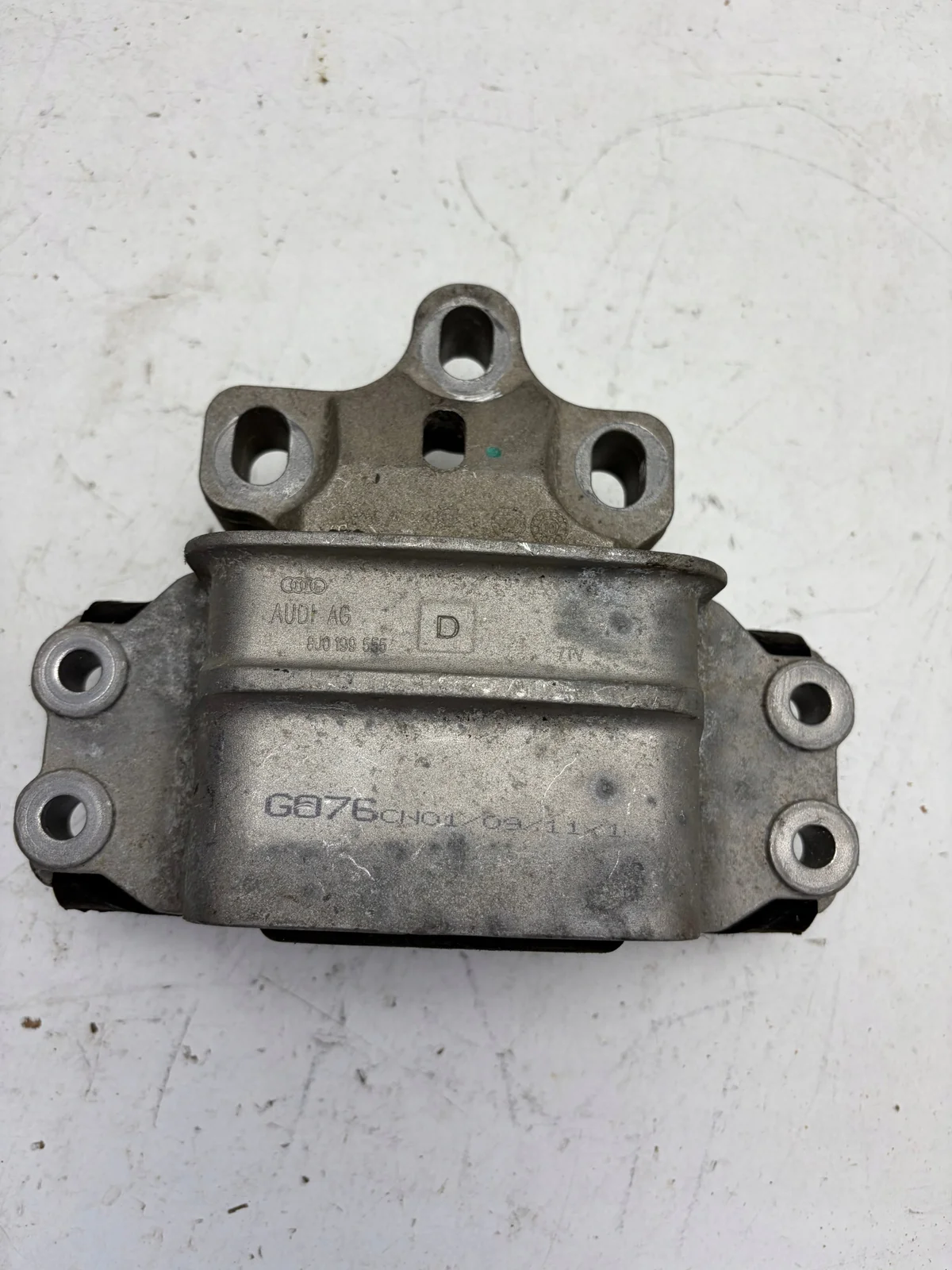 Support de boîte 8J0199555D VW AUDI
