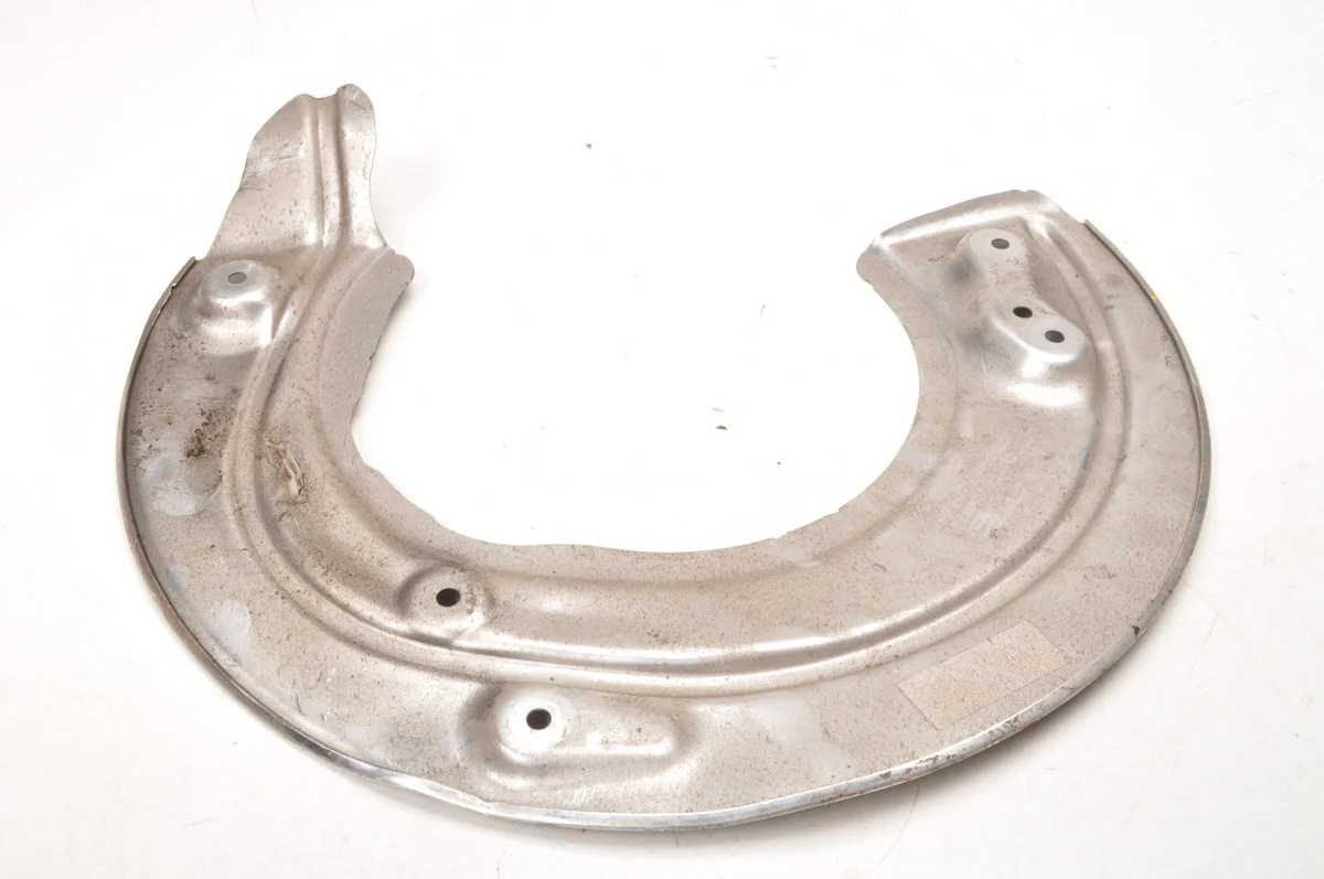 BMW G60 jarrulevyn suojus vasen etu image 4