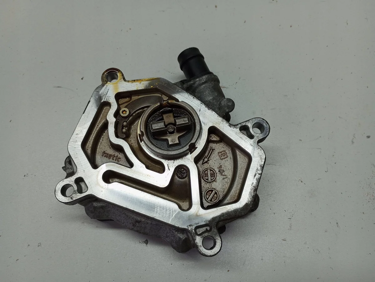 Bomba de vácuo Mercedes A2701801001 Usada