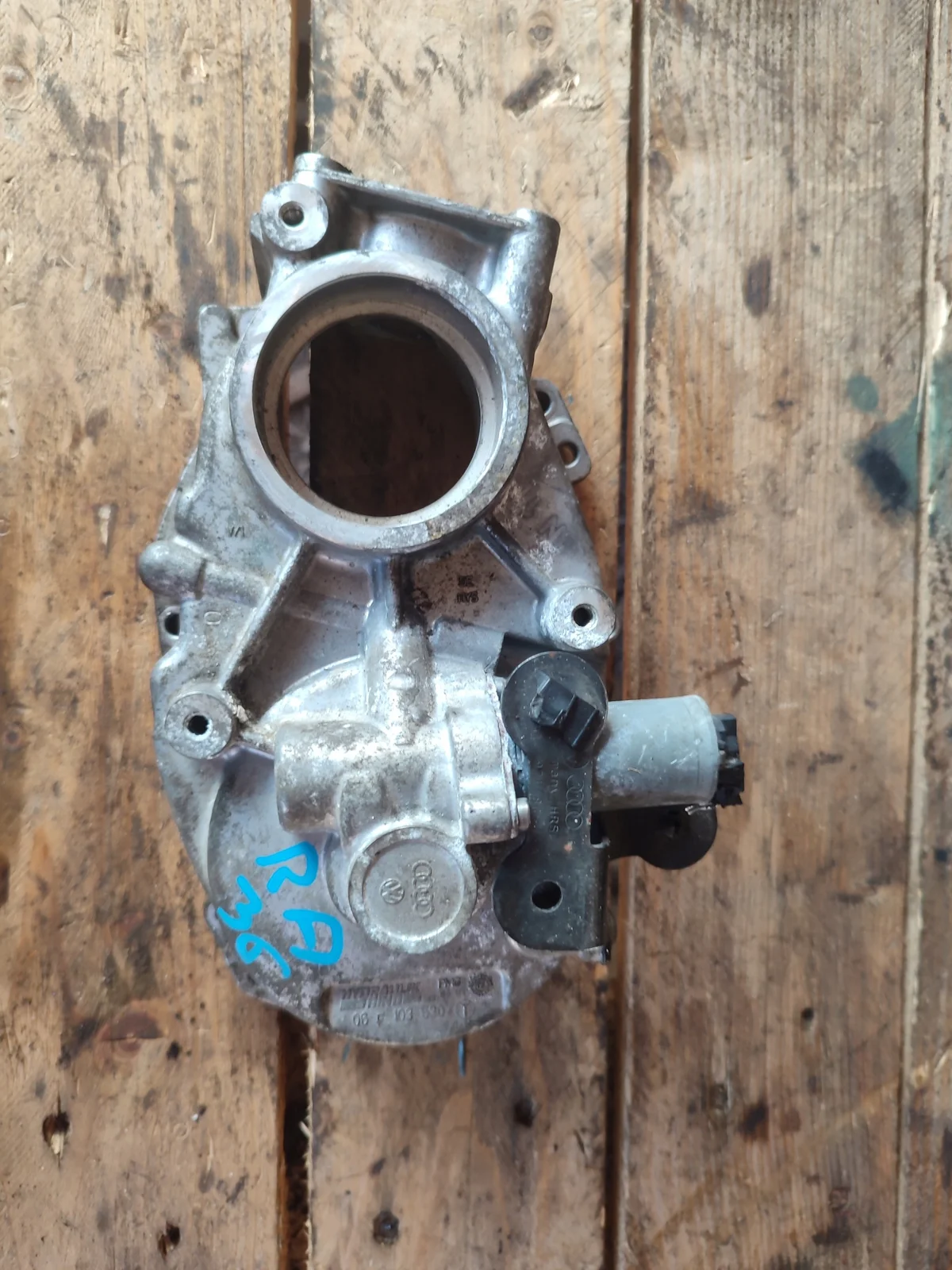 Boîtier de distribution Volkswagen Golf V 06F103530T