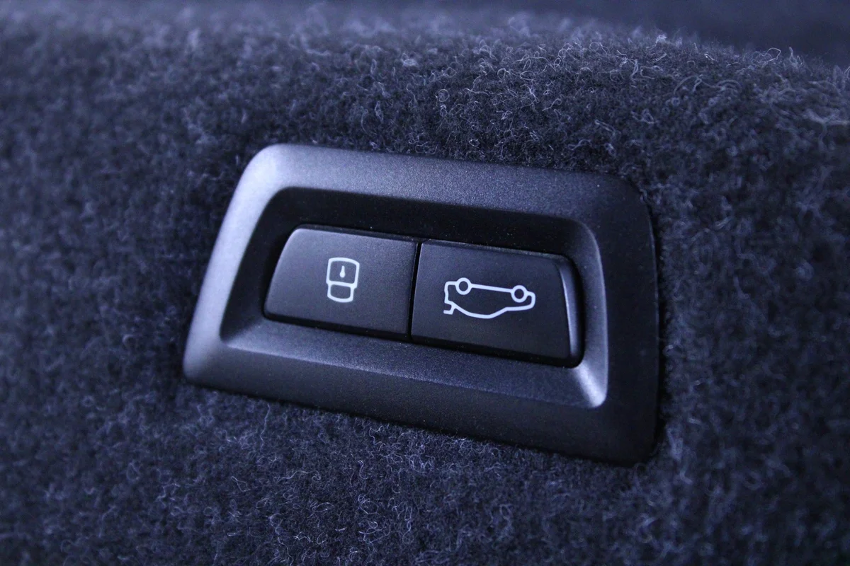 BMW 5 G60 Poignée de coffre triangle usagée image 3