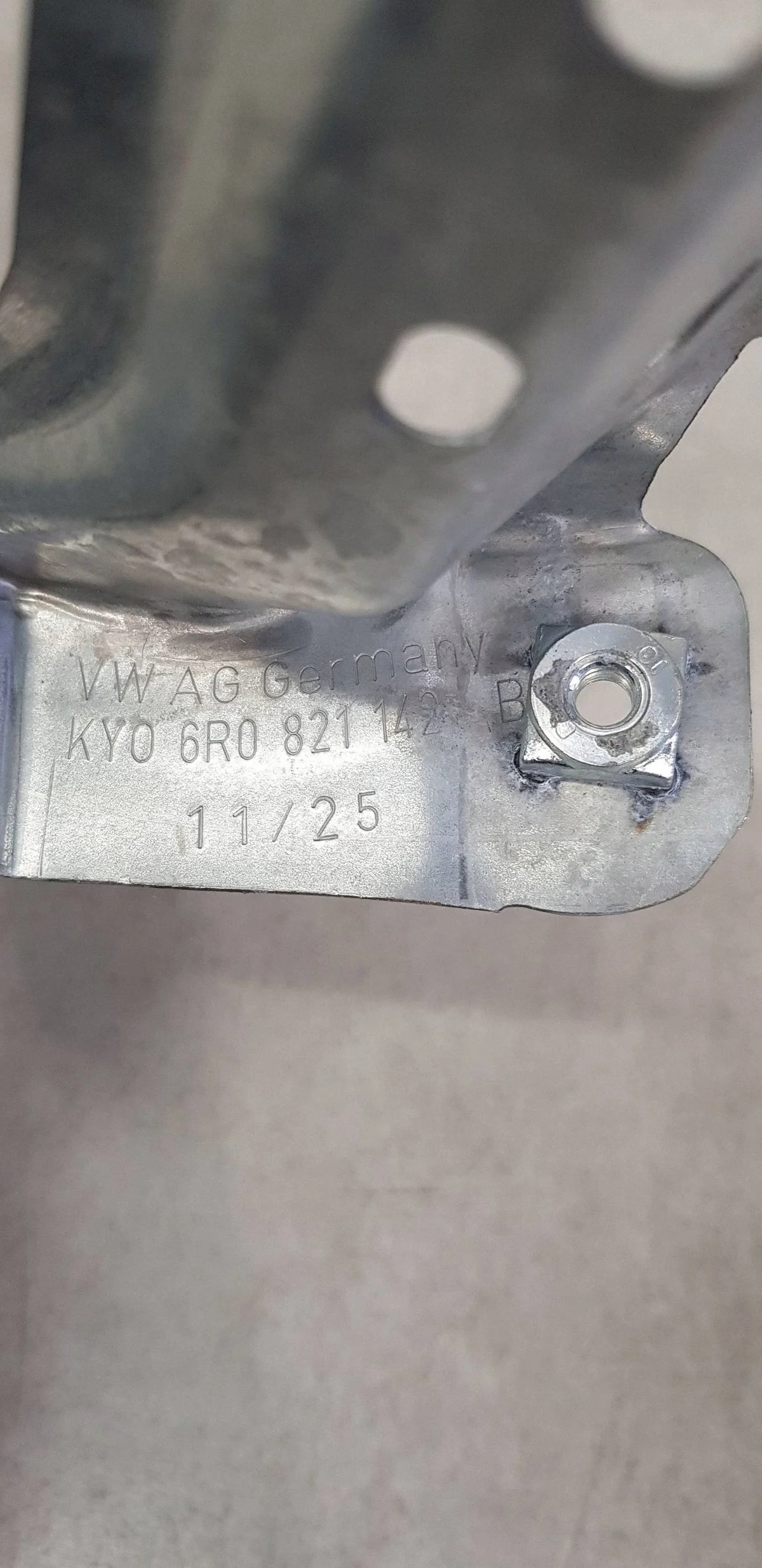 Support aile VW Polo V 6R0821141B image 6