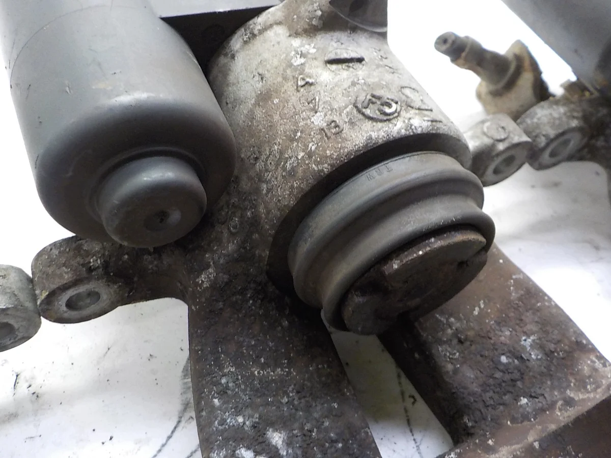VW Passat B6 Bremssattel Links Hinten Elektrisch image 3
