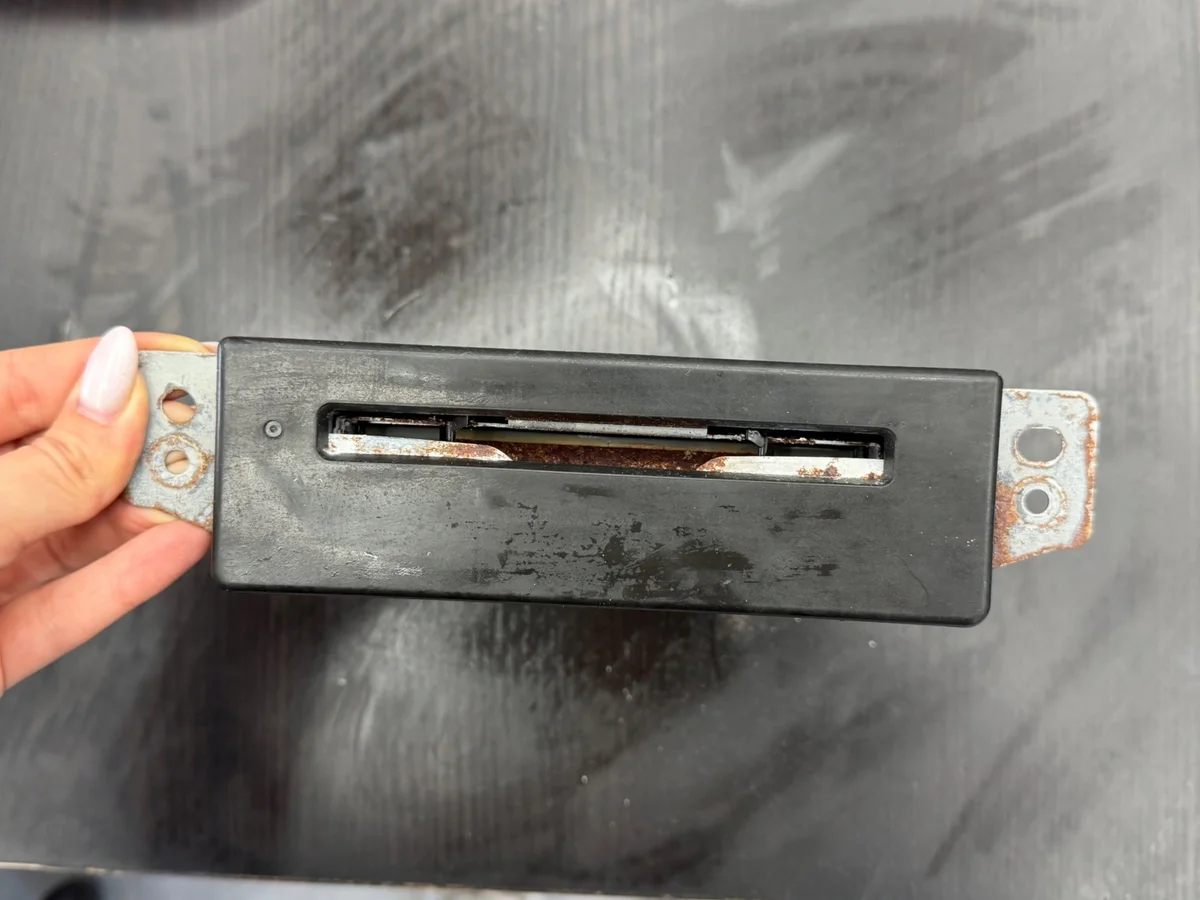 Chevrolet Silverado CD Player 84016435 image 7