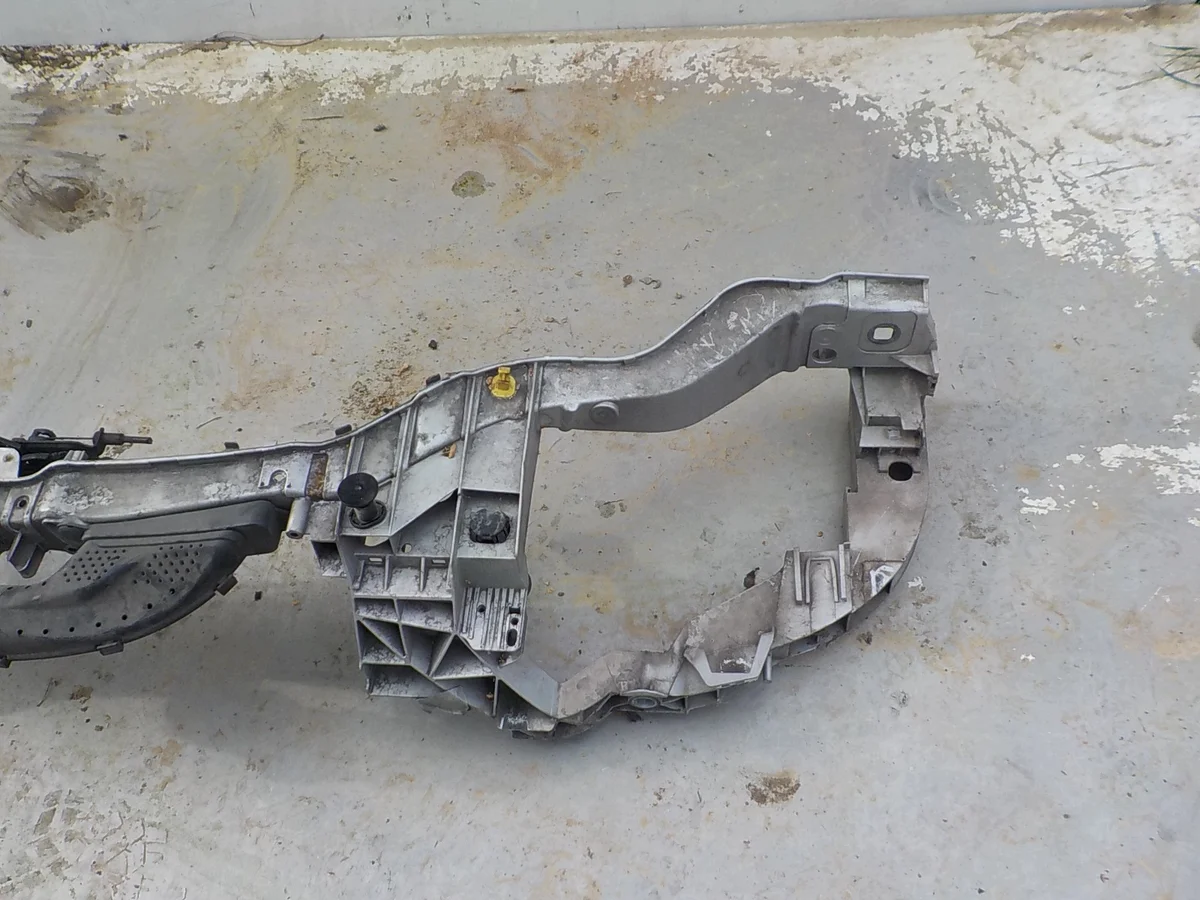 Ford Focus III frontbalk, begagnad image 3