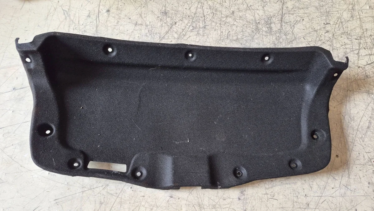 Takaluukun verhoilu Toyota Corolla E210 sedan