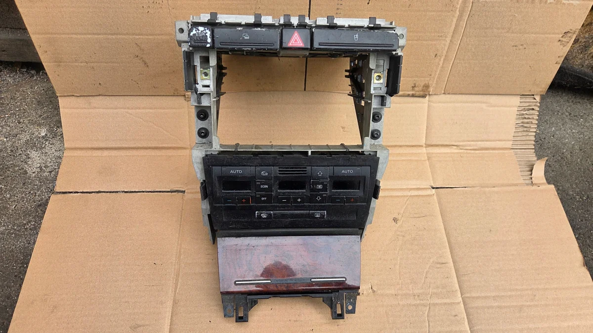 Audi 8E0858005F Ramka Rádio + Panel