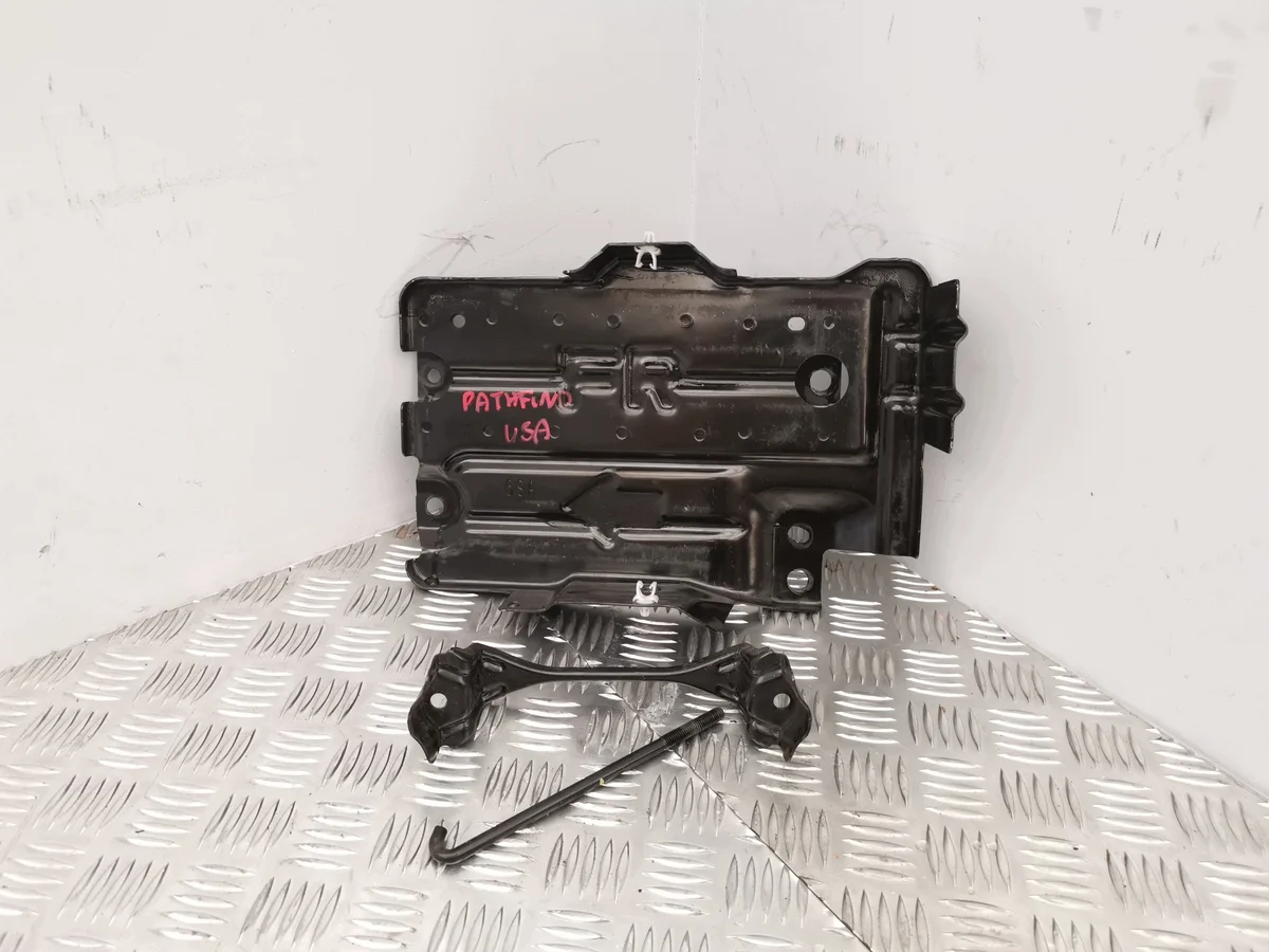 Nissan Pathfinder R53 21-25 Accubak