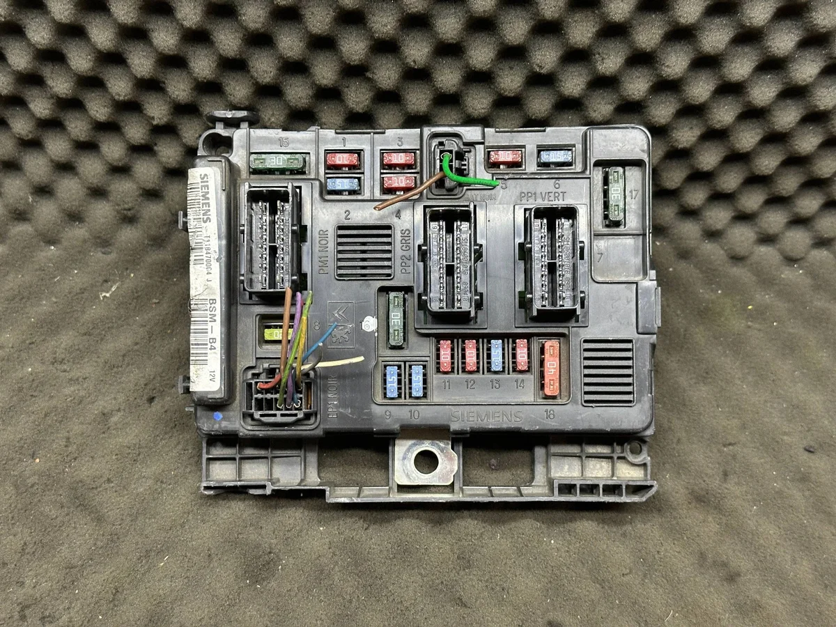 Sicherungskasten Peugeot 206 9643498780RRAV