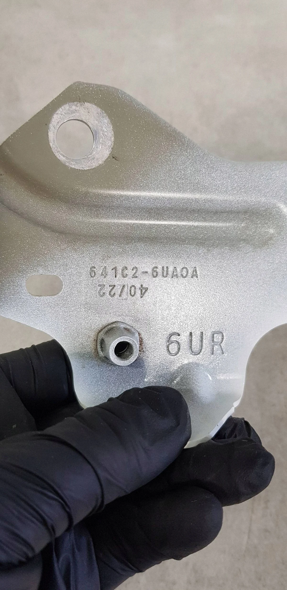 Nissan Qashqai J12 kiinnike, oikea etu image 5