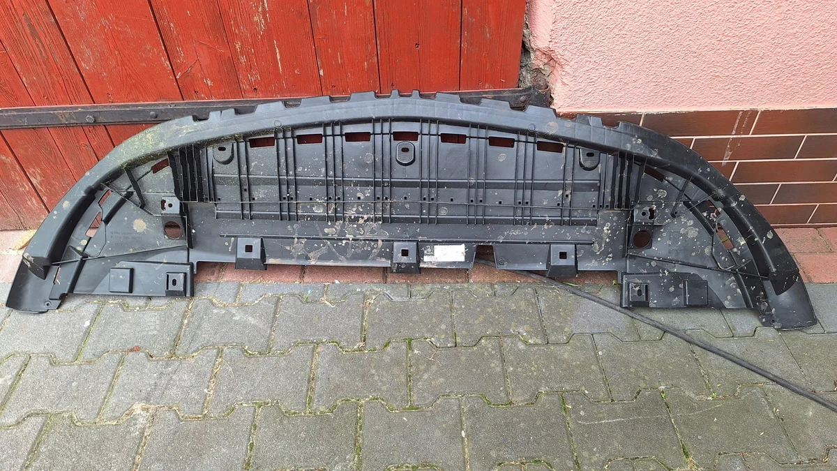 Mercedes-Benz CLA C118 Nedre främre stötfångarskydd A1188854600