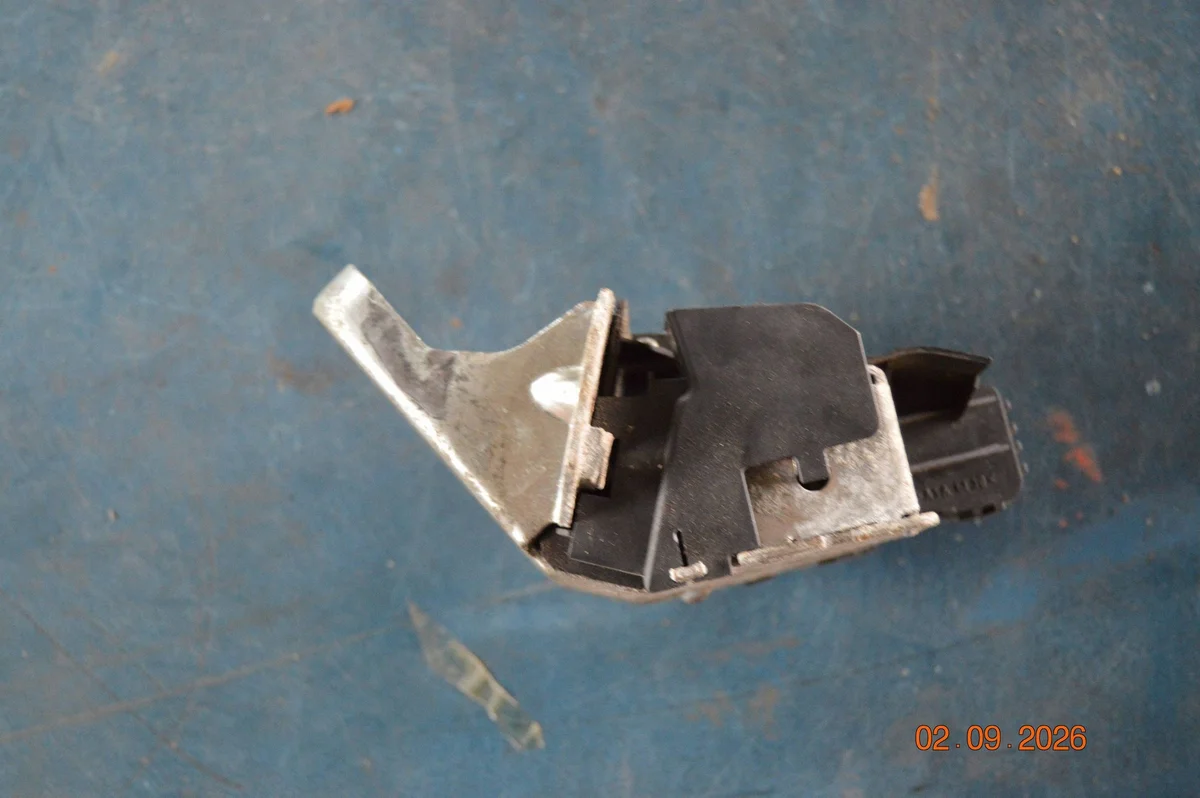 Serrure coffre Mercedes C W203 A2037400235 image 3