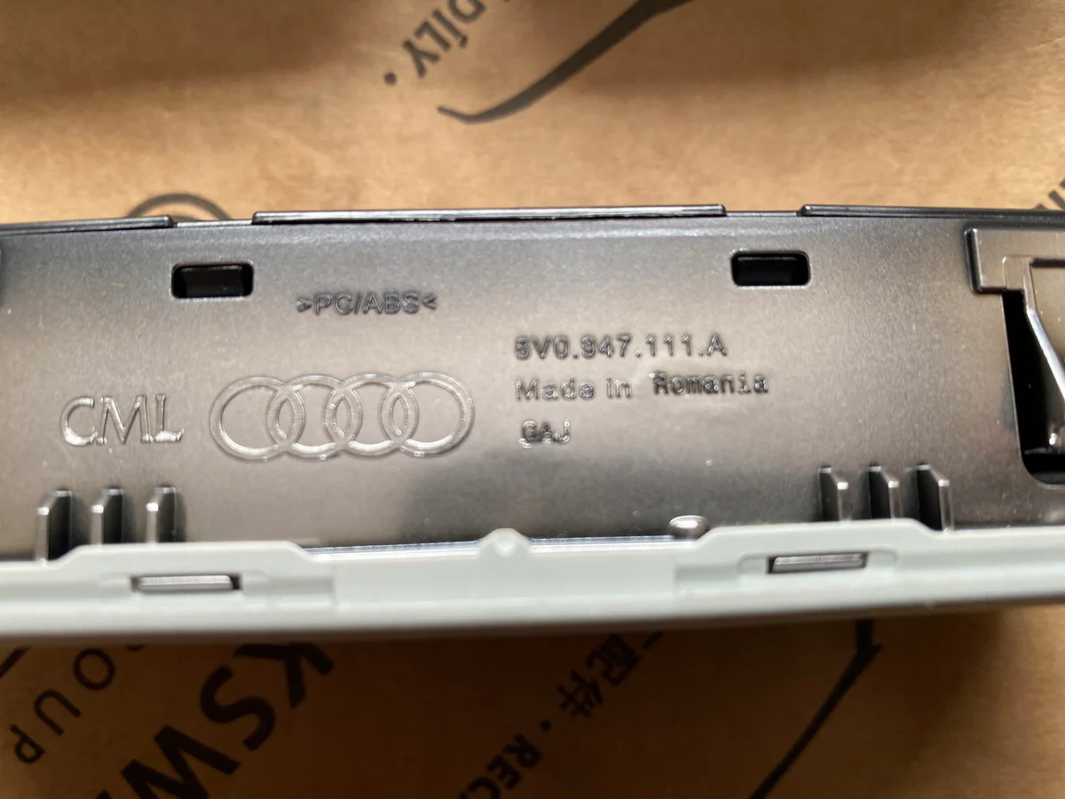 Audi 8V0947111A6PS Lampada Interna Usata Nera image 10