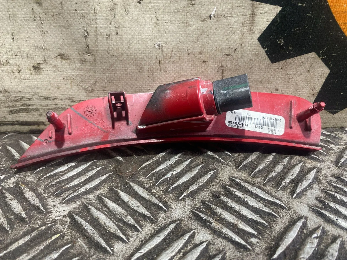 Réflecteur de pare-chocs Chrysler Pacifica 68229424AA image 3
