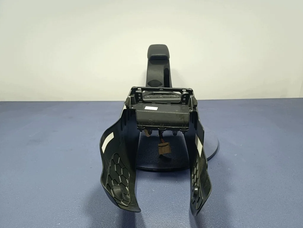 Hyundai i20 III middenconsole armsteun image 4
